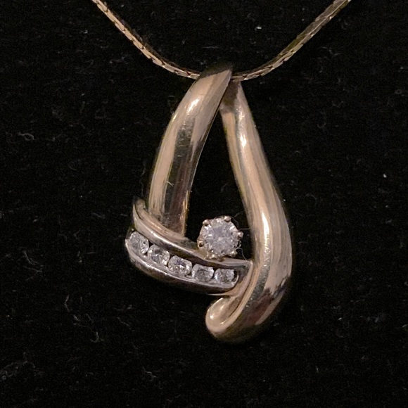 10/14 karat gold Modern diamond pendant two toned with chain